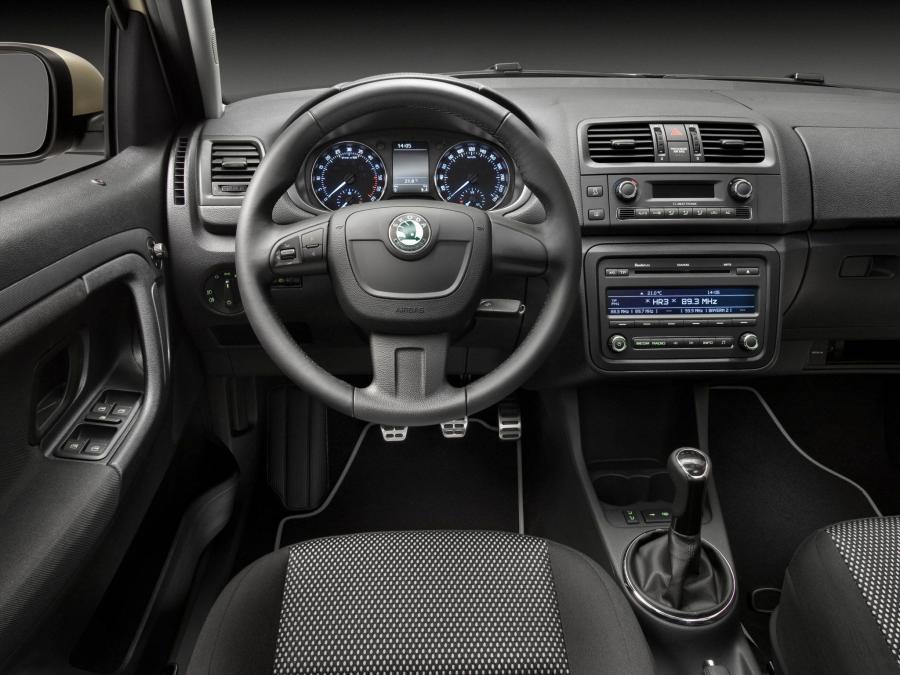  Skoda Roomster Scout 2010 года  (фото 2 из 5)